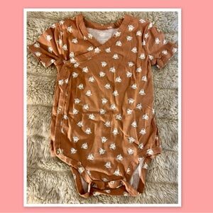 Sofia Grainge Baby Short-Sleeve Bodysuit Featuring a Playful Lamb ~ 24 Mo.